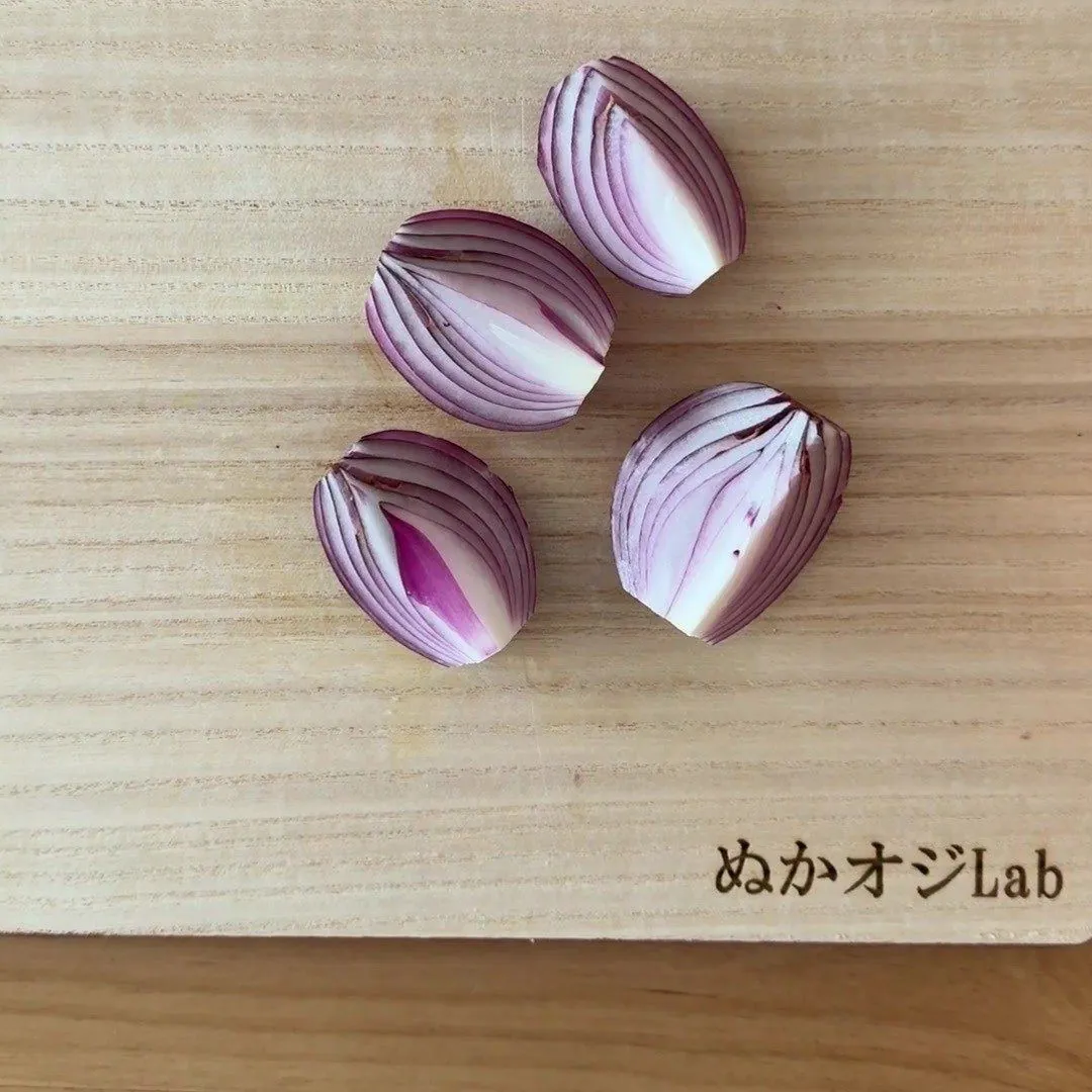 根元の芯を残したまま縦に4等分したアーリーレッド。うすい紫の層が扇のようにつながっている