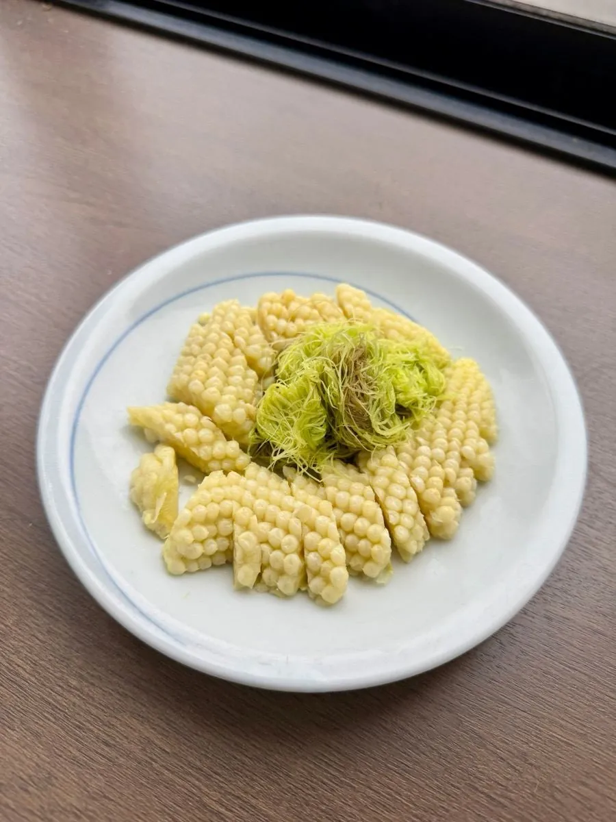 ヒゲをつけたまま漬けたヤングコーンのぬか漬け。中央にまとめたヒゲのまわりに、縦半分に切った実を並べている